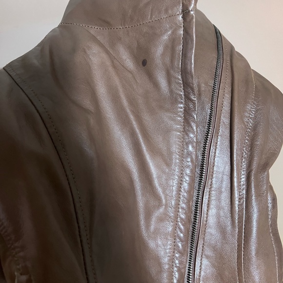 Danier Buttery Soft Genuine Lambskin Leather Jacket in Size Small. Colour = Teak - Picture 11 of 12